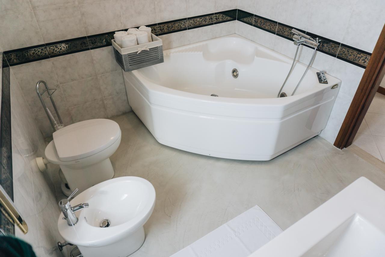 Suite with Hot Tub,903334018:JPEG